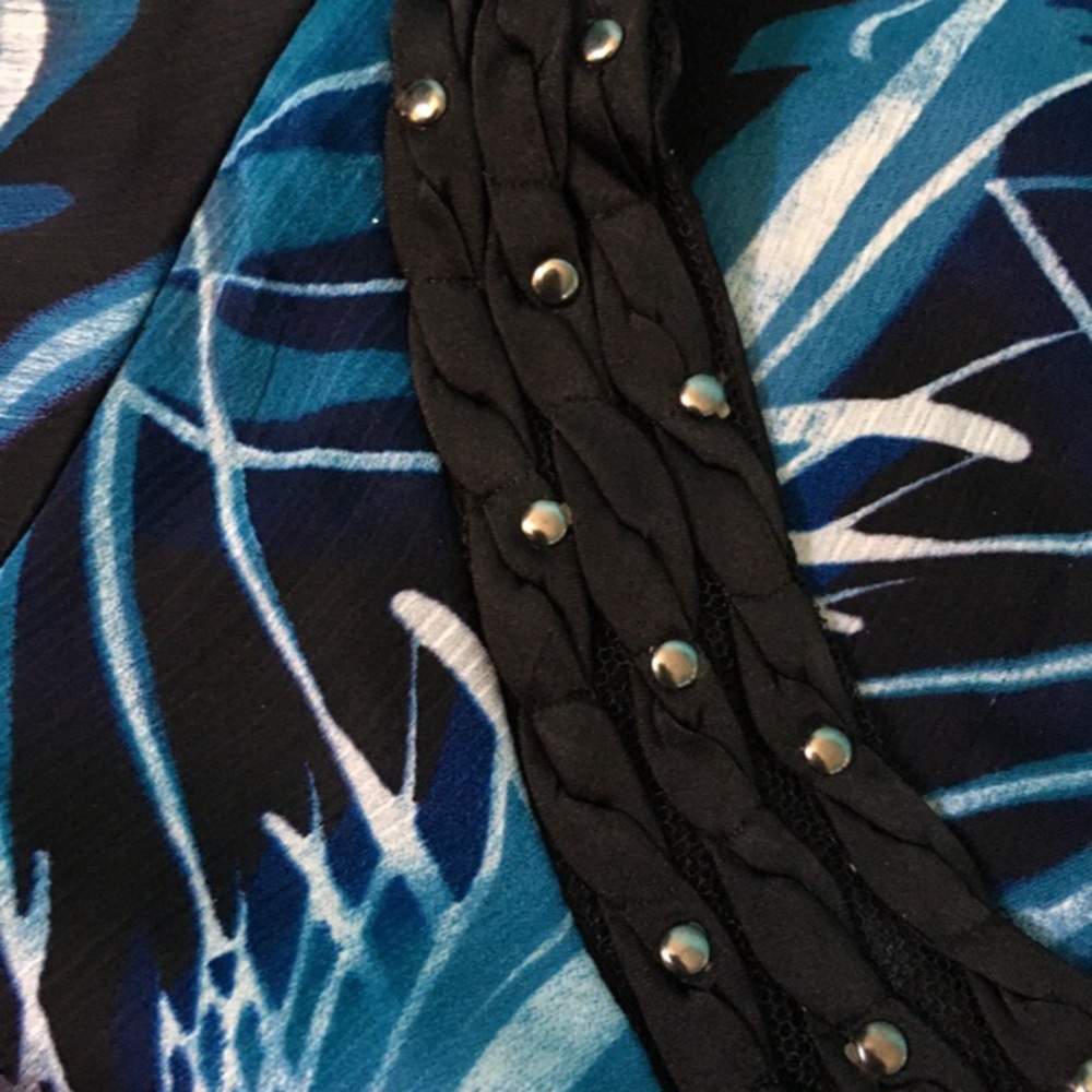 Abstract Patterned Top - Picture 3 of 4